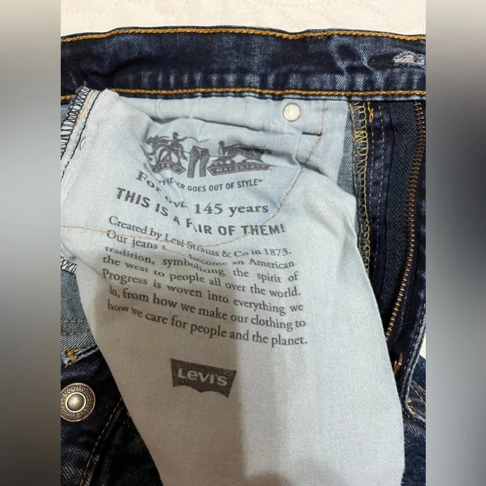 (16) Levi's 505 Classic Blue Jeans with Iconic Patch